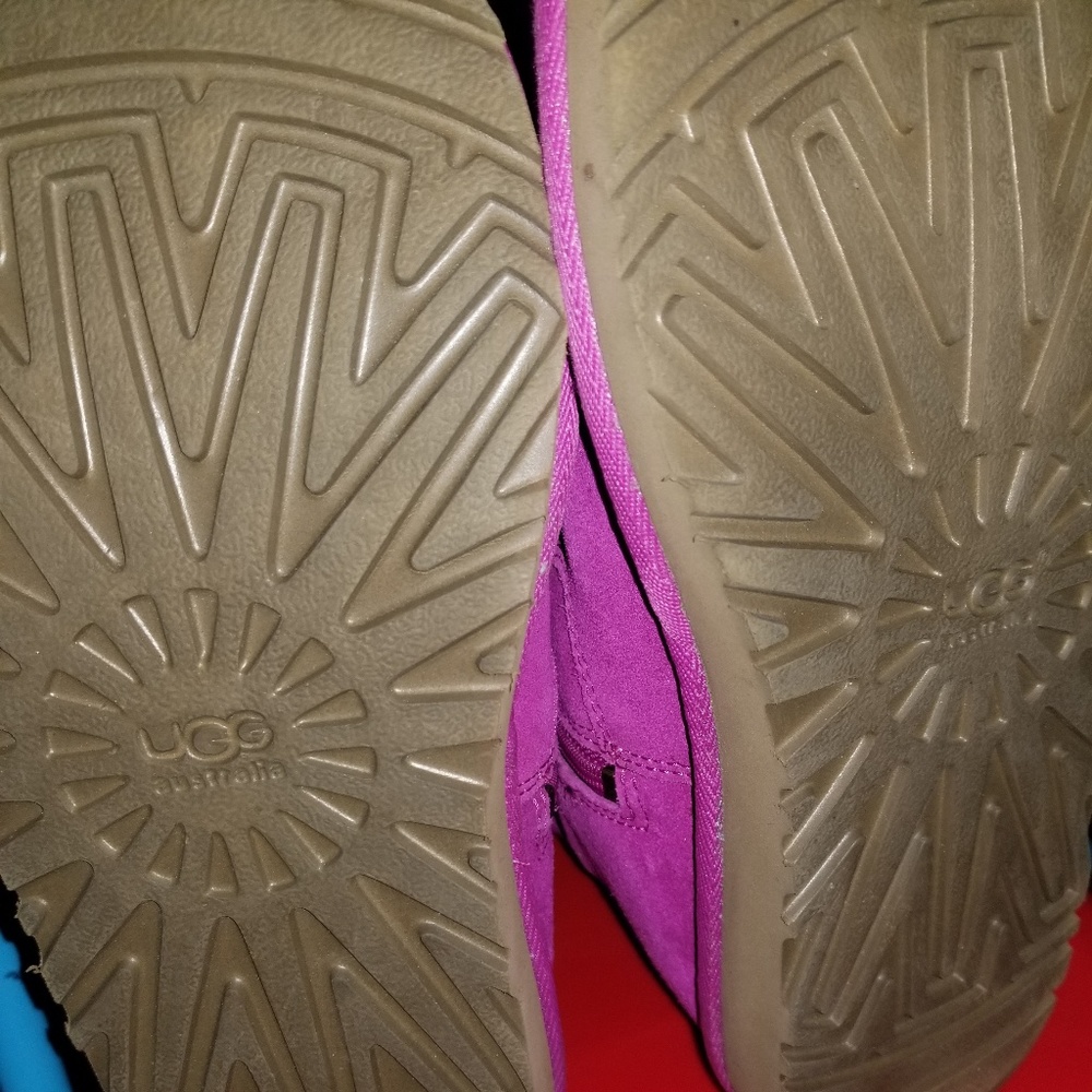 UGGS - Picture 2 of 3